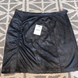 ~🖤 Black suede Skirt with scrunch in corner 🖤~